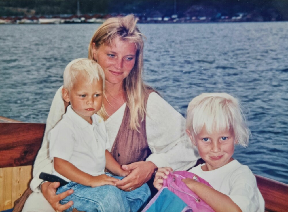 <b>SØRLANDSIDYLL:</b> Ellen med barna i idylliske Grimstad i tidligere tider. 