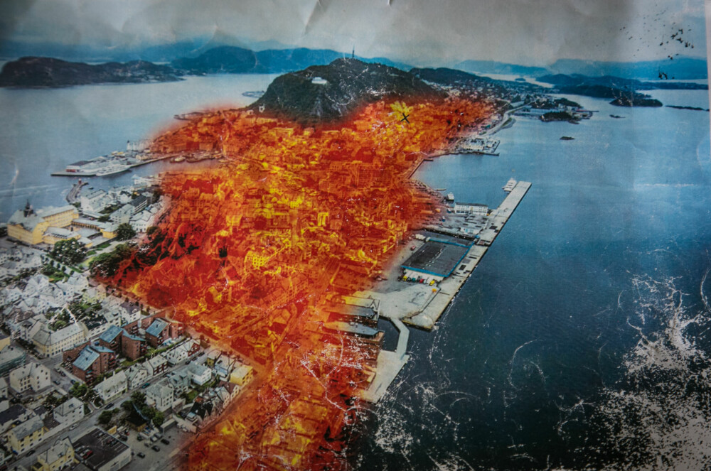 <b>INFERNOET:</b> Denne illustrasjonen viser omfanget av Norges mest omfattende bybrann. Bildet viser dagens bebyggelse og hvor ilden la byen i ruiner. Waldehuset ligger øverst til høyre i brannfeltet.