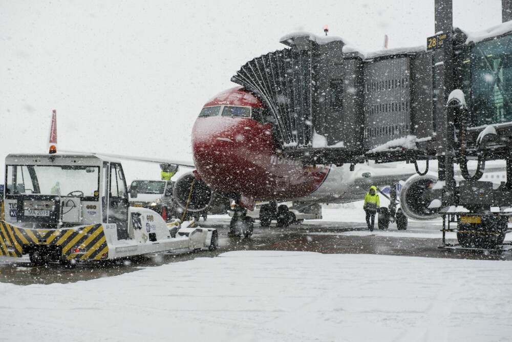 <b>VÆR INGEN HINDRING:</b> På tross av tett snødrev, går over 80 prosent av flyene til oppsatt tid i snøværet.