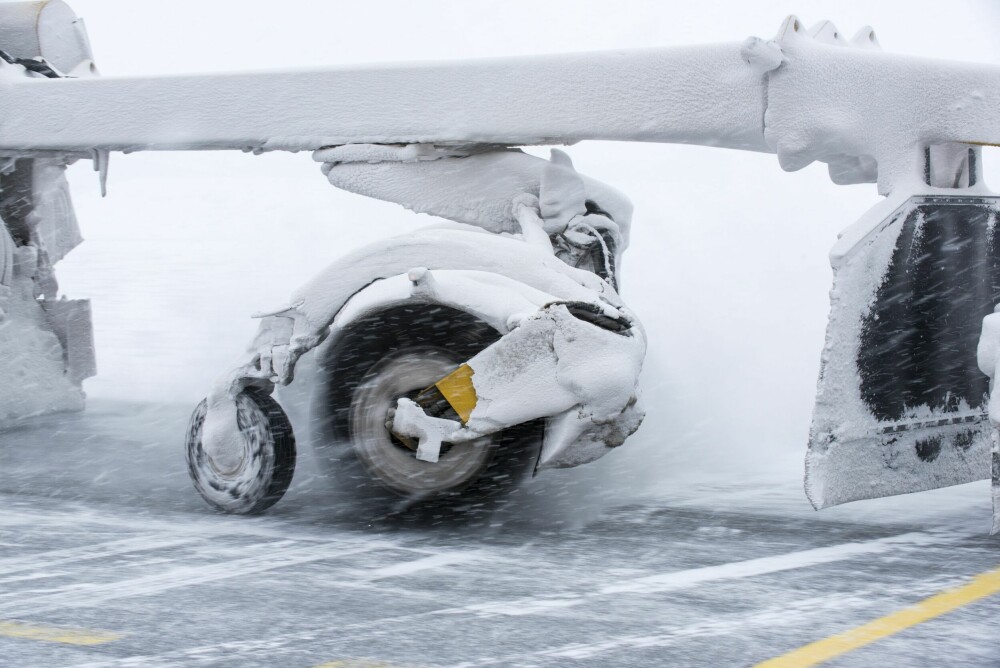 <b>KOSTEMASKIN:</b> Ingen veier blir brøytet like effektivt som rullebanene på Oslo Lufthavn. Ettersom vanlig veisalt er skadelig for fly og jetmotorer,  børster man istedenfor vekk siste resten av snø.