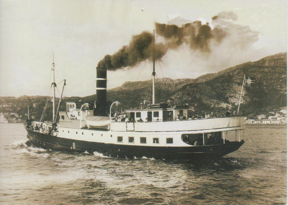 <b>RØYK:</b> D/S Oster på vei ut fra Bergen en lørdag i 1963. Bytur med en kullfyrt dampbåt, fant du spor av i lommetørkleet mange dager senere.