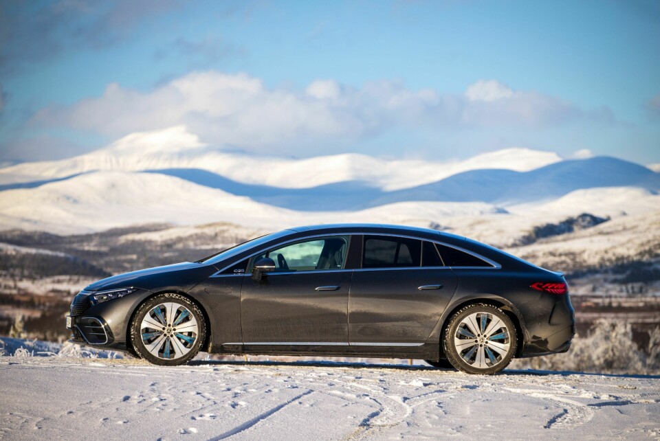 PÅ TOPPEN: På tross av at den er stor og tung, trives EQS godt på morsomme fjellveier.