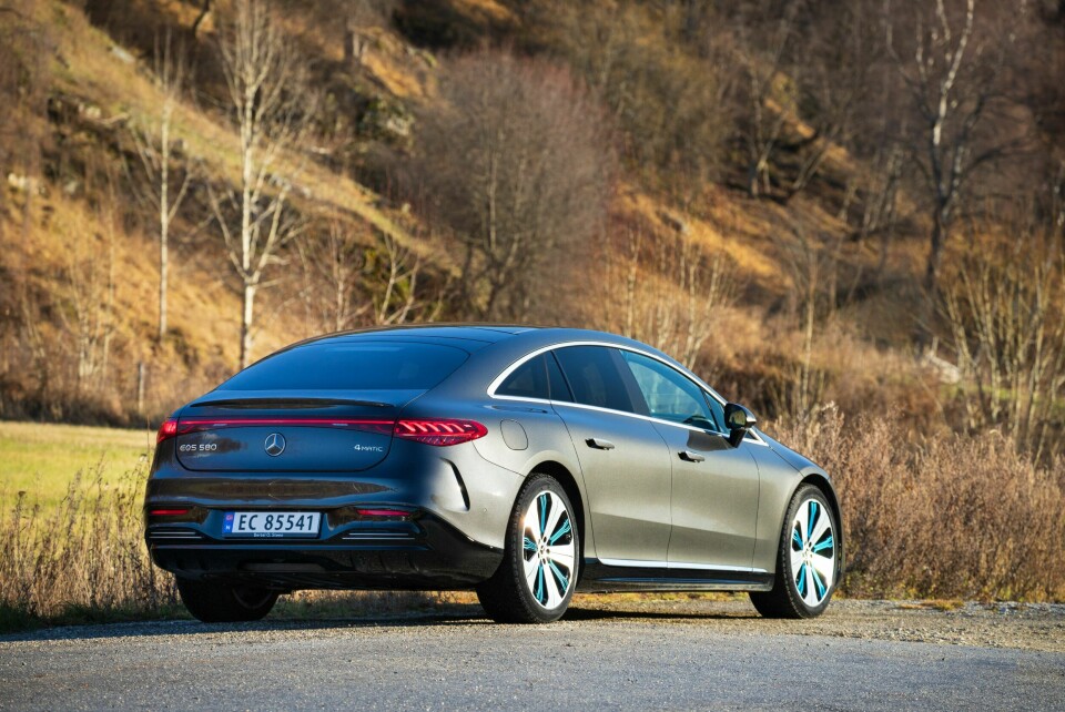 ELEGANT: EQS har lav luftmotstand og stor bakluke. Vi kjenner konseptet igjen fra Tesla Model S, men Mercedes ligger noen hakk over i utførelsen.