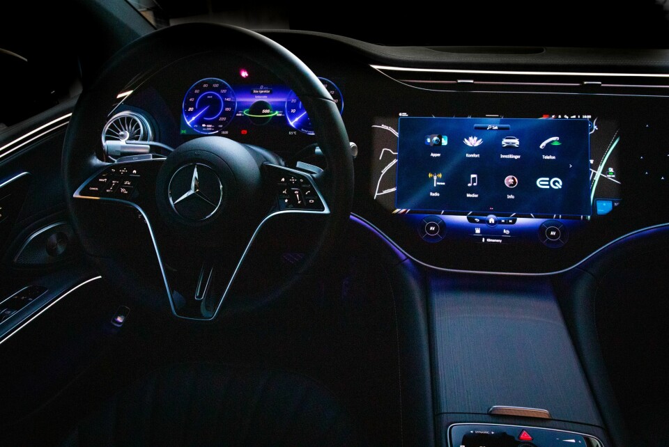 SKJERMTID: På førerplassen er det digitalt dashbord og stor betjeningsskjerm. De små betjeningsknappene på rattet kan virke fiklete.