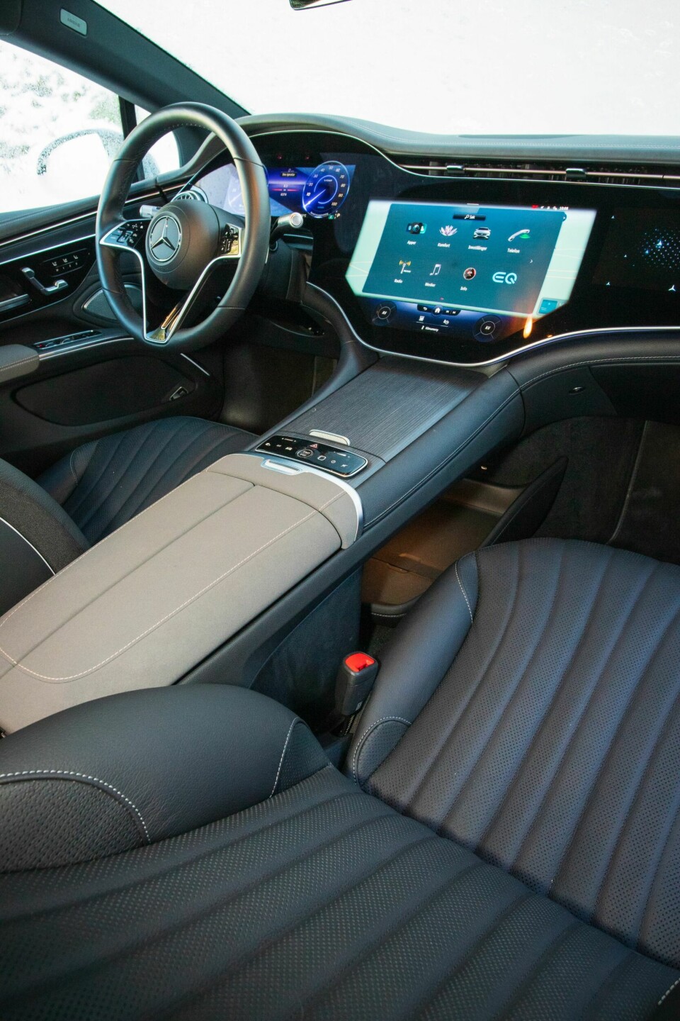 LUKSUS: Interiøret gir en myk og innbydende følelse. Typisk for elbiler er ekstra store flater og oppbevaringsrom for småtteriene du har med deg.