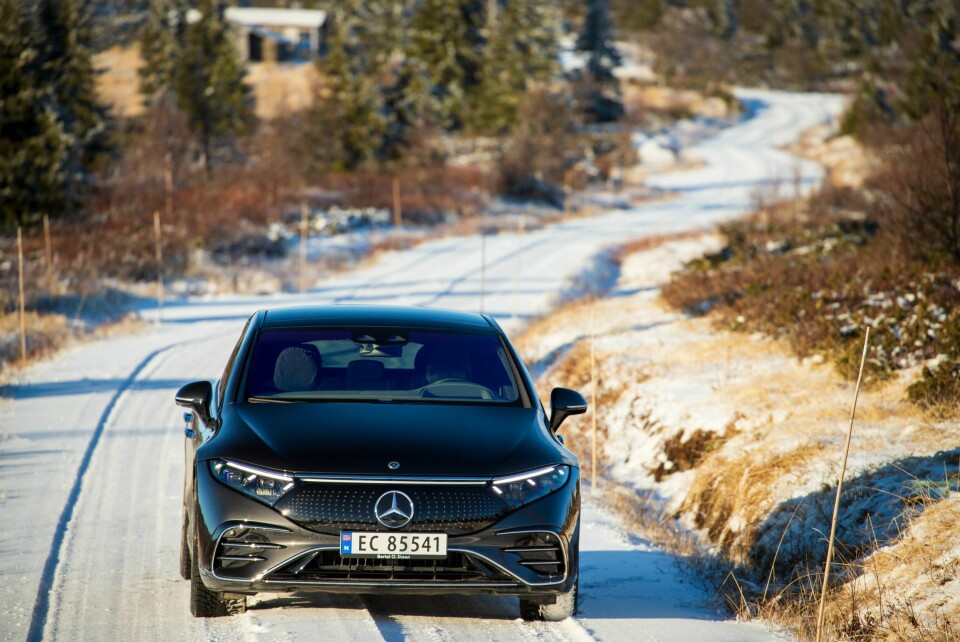 SVEVER: Særlig på mindre veier med dårlig underlag har du stor glede av luftfjæringen. Her svever du over ujevnhetene.