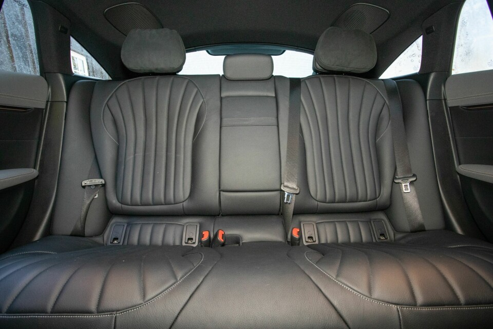 FOR TO: Bakseteutformingen er tydelig på at en eventuell tredje person i midten har trukket det korteste strået.