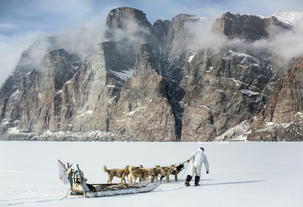 <b>UTRYGG IS:</b> Uunartoq Løvstrøm er beskyttet mot polarkulden av isbjørnpelsbukser og selskinnsjakke og kledd i kamo-dress utenpå for å kunne snike seg inn på seler i Arktis. Men det er ikke lenger så kaldt. Isen legger seg ikke like tidlig og forsvinner tidligere enn før. Jaktsesongen den slovenske fotografen Ciril Jazbec får være med på, er dermed kortet ned.