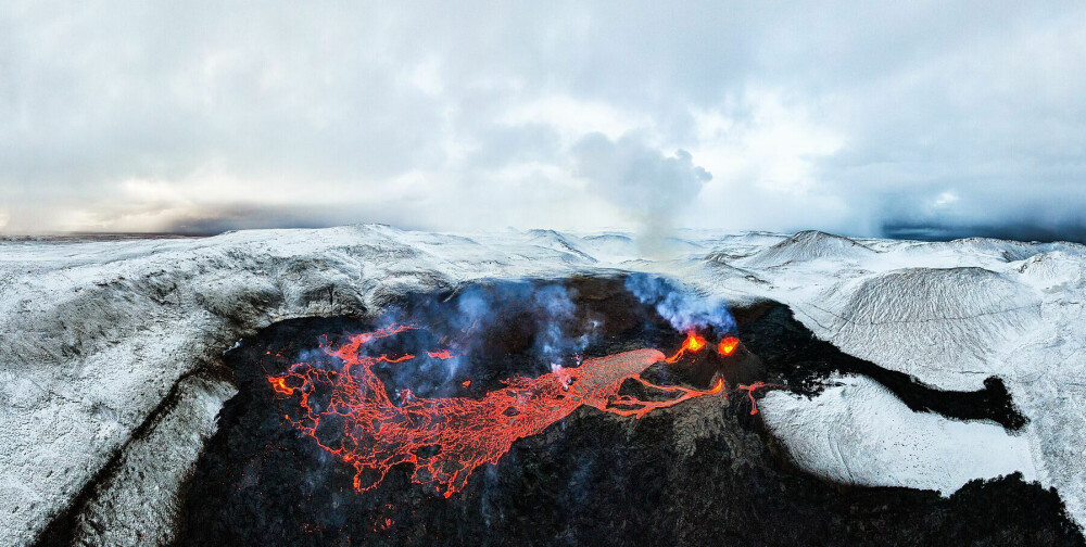 <b>IKKE AKKURAT MENNESKESKAPT:</b> Chris Burkard søkte opp i varmen over Fagradalsfjall-vulkanen på Island. Med droner og panoramaperspektiv viser han verden og landskap i endring. Eventyreren Burkard er kjent både som fotograf, regissør, foredragsholder og forfatter.