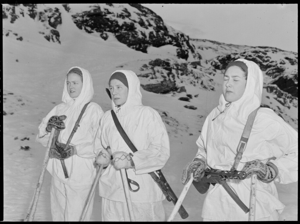 <b>KONTANTE KVINNER:</b> Randi Møgster, Eva Johannessen og Kjellaug Krane meldte seg frivillig for å kjempe mot tyskerne på Sørøya <br/>i Finnmark.