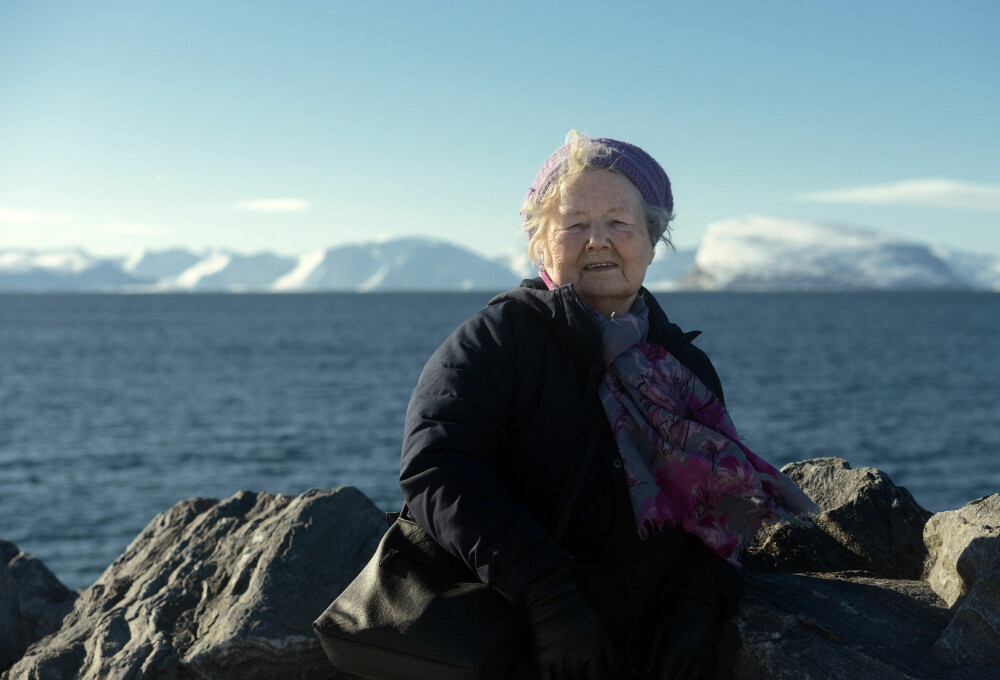 <b>BÅT-SKEPSIS:</b> Petra Olsen kan se over til Sørøya (i bakgrunnen) fra hjemmet sitt i Hammerfest. – Vi hadde ikke vett til å være redde, sier hun. Men etter det hun opplevde, har hun vært redd for å være <br/>i båt på sjøen.