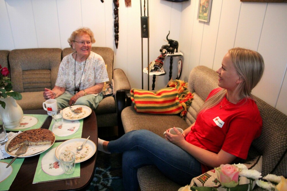 <b>MEDISIN MOT ENSOMHET:</b> Klara Lie (86) er glad for å få besøk av Røde Kors besøksvenn Ingeborg Hoved Grimstad (27).