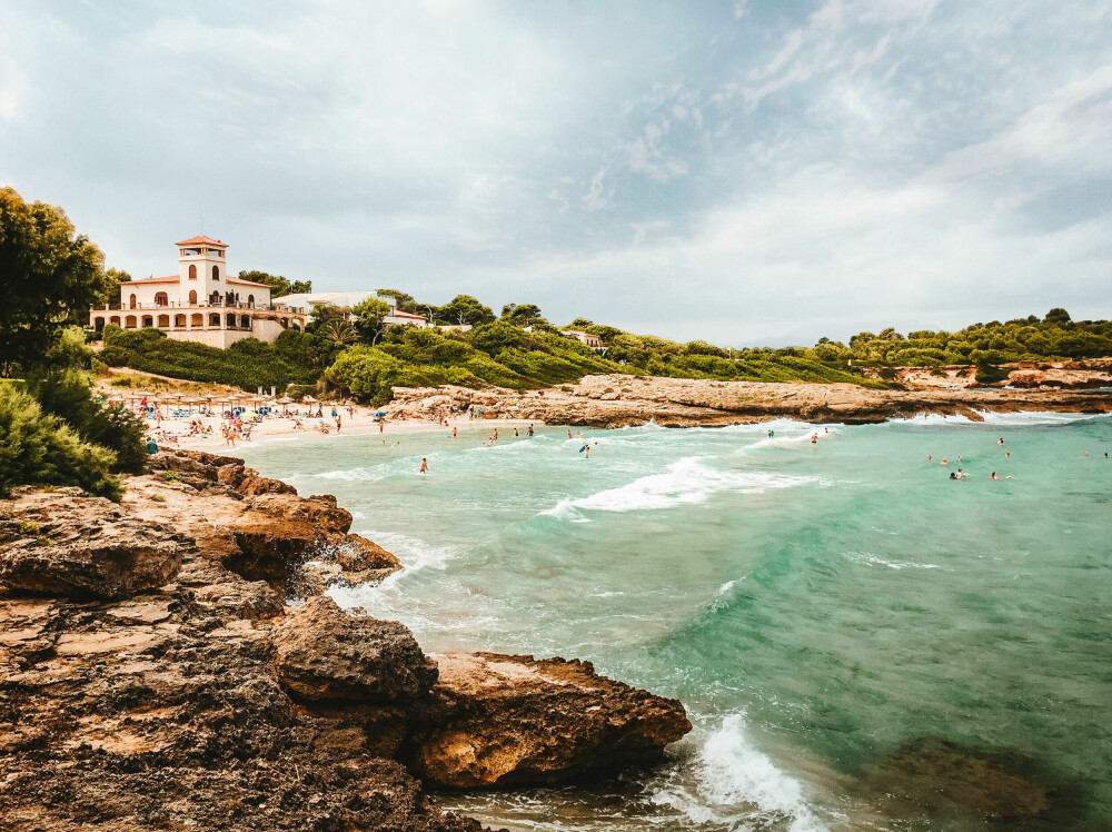 <b>3. BARNEVENNLIG:</b> Alcudia ligger ved Mallorcas lengste sandstrand. Strendene her er langgrunne, og derfor populære blant barnefamilier.