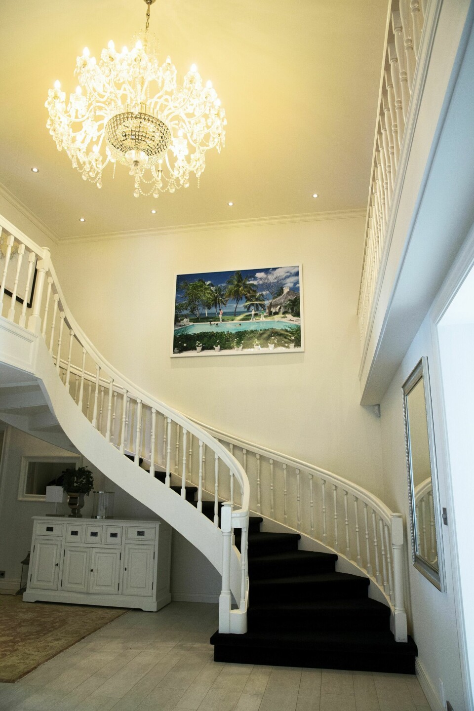 STASELIG: Hver morgen går deltagerne ned denne staselige trappen fra soverommene i den romslige villaens andreetasje. Huset er totalt på 515 kvadratmeter.