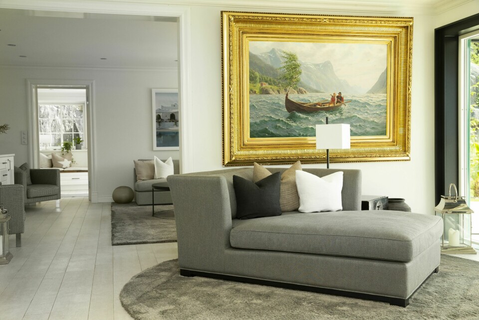 GAMMELT OG NYTT: Villaen er innredet med både moderne møbler og malerier i nasjonalromantisk stil. Kampedalen var tidligere eid av Europris-arving Dag Høili, men han solgte eiendommen for 25 millioner kroner.