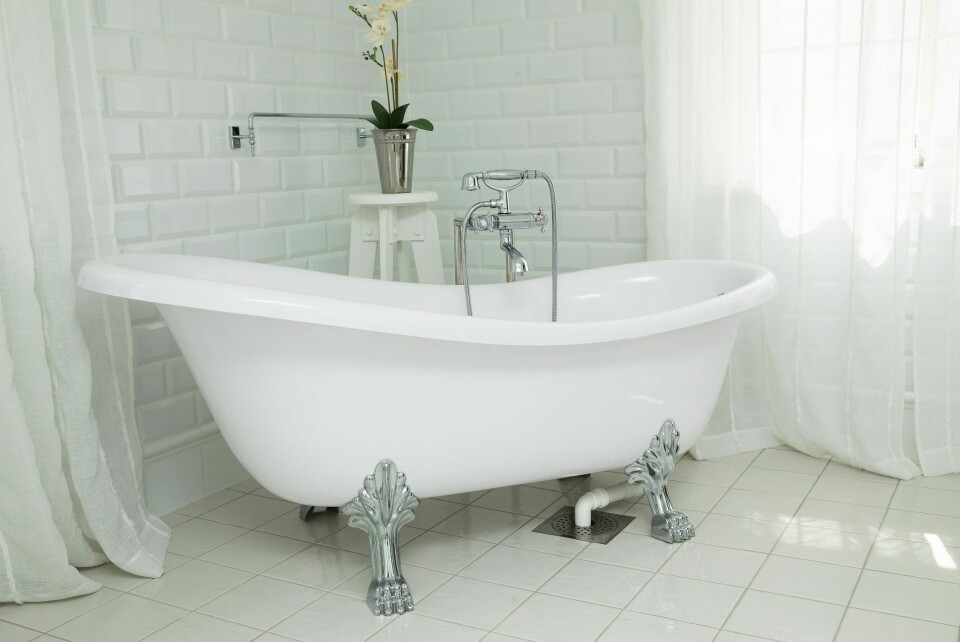 FLOTTE DETALJER: Etter de knallharde konkurransene kan deltagerne nyte et varmt bad i et av villaens mange badeværelser. Legg merke til badekarets morsomme løveføtter.