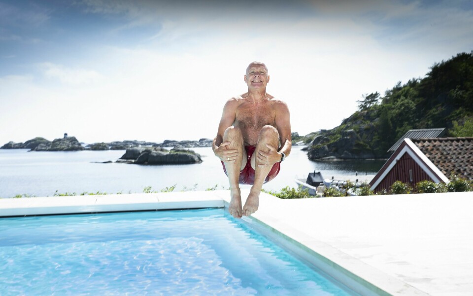 BOMBA: Tommy tar bomba i svømmebassenget, som er omringet av en 550 kvadratmeter stor brygge, egen strand av sandskjell og utsikt over holmer og sjø.