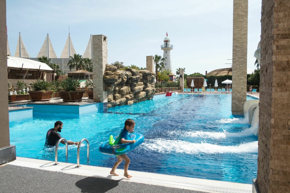 <b>BARE FOR HANNKJØNN:</b> Far og sønn leker i et basseng bare tillatt for gutter og menn på Adenya Hotel &amp; Resort. 