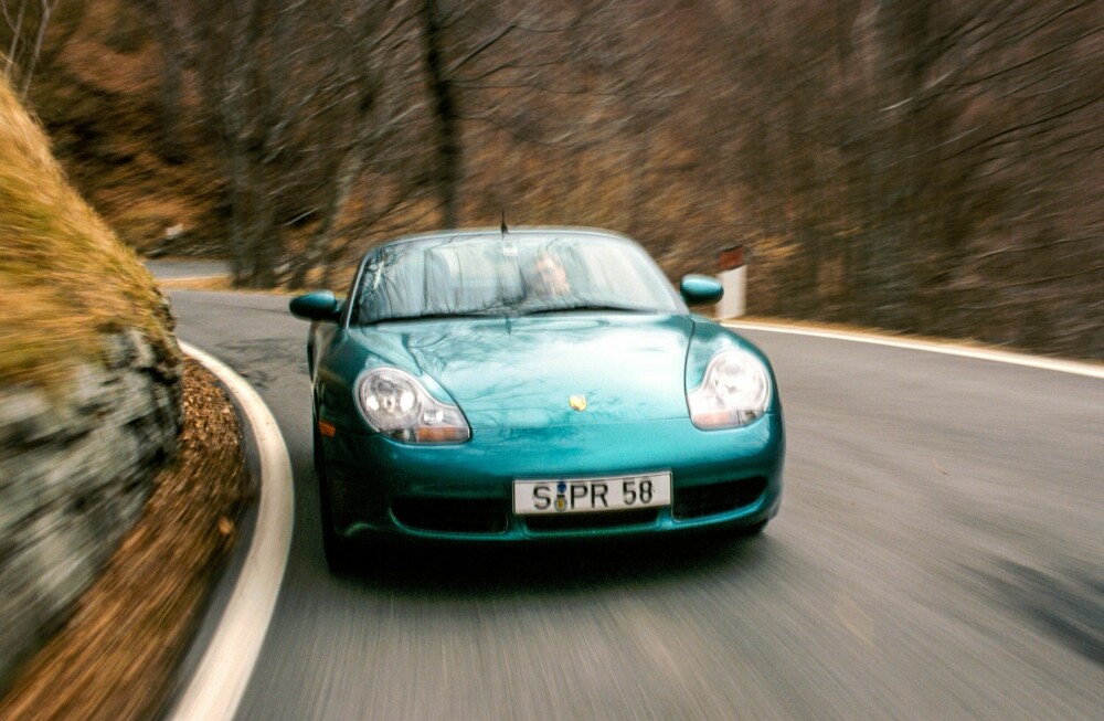<b>KJØREGLEDE:</b> Vi Menn-reporter pådro seg «roadsterhånd» i Boxster S. Anledningen var Vi Menn-test i Italia våren 2000. 