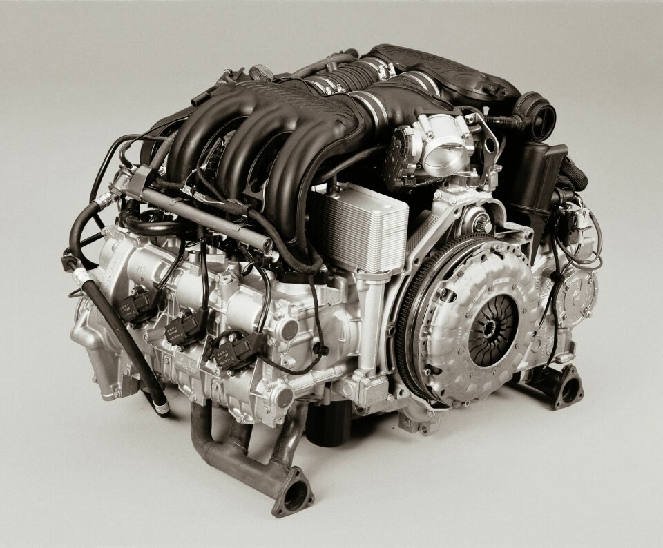 SJELDEN SETT, GJERNE HØRT: Nesten bare Porsche-mekanikere har sett denne perlen. Den vannavkjølte boksersekseren er midtplassert og godt skjult. Men godt tunet sportseksos sørger for at den høres.