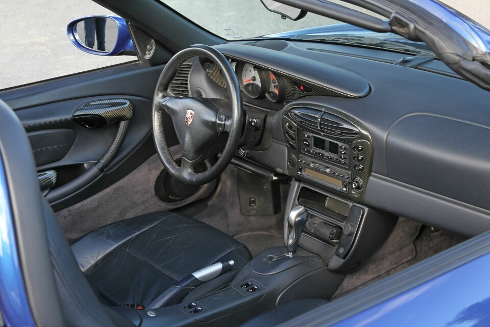 STRAMT: Boxster fra 1998 med det originale dashbordet. Klassiske rundinstrumenter og lite dilldall som forstyrrer kjøringen.