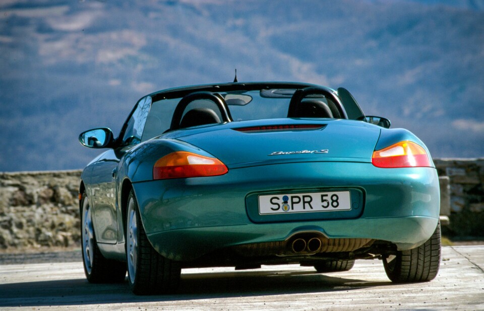 OMDISKUTERT: Designet på den første Boxster-modellen var det delte meninger om i starten. Nå har vi ikke mye å utsette på hekken på vår testbil fra 2000.