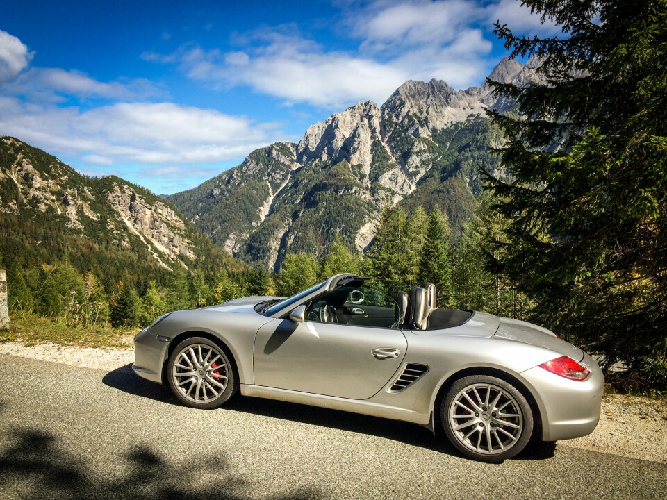 PÅ SITT BESTE: Med god bagasjeplass både foran og bak er Boxster en av de få roadsterne du virkelig kan dra på langtur med. Her en 2010-modell i nærheten av Kranjska Gora i Slovenia.