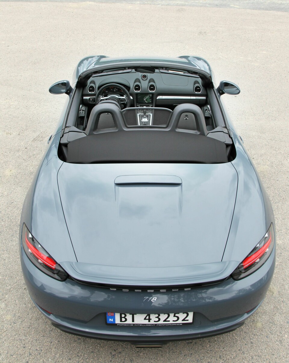 FØRSTE MED FIRER: Boxster 718 kom med firesylindret, turboladet boksermotor i 2016. Den mest grunnleggende endringen i modellens historie.