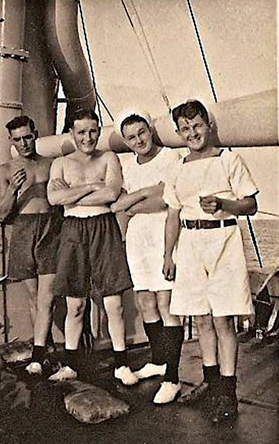 I VIRKELIGHETEN: Matrosen Les Smale ytterst til høyre, slik han så ut i virkeligheten under overfarten hjem til England etter kampene i Narvik.