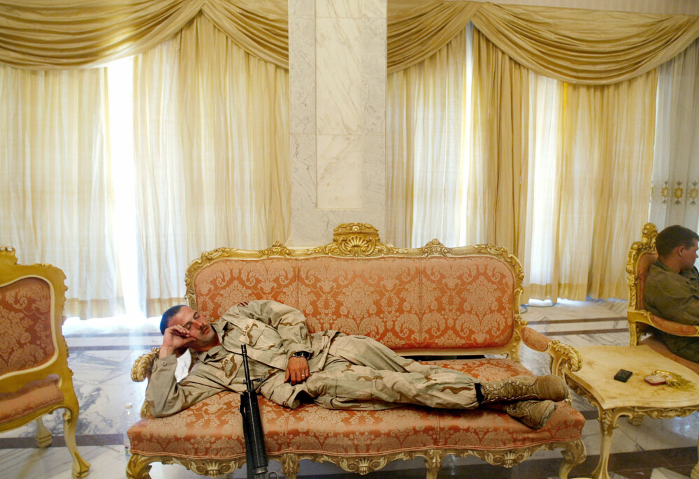 <b>APRIL 2003:</b> En amerikansk infanterisoldat tar en blund i en av de mange påkostede sofaene i presidentpalasset i Bagdad. 