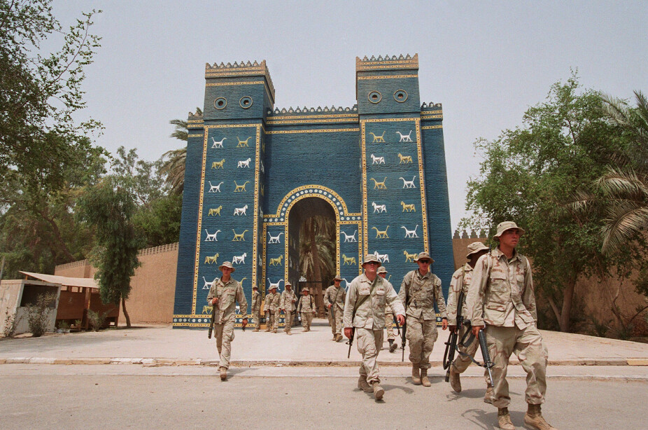 <b>ISHTAR-PORTEN:</b> Amerikanske soldater foran kopien av den berømte Ishtar-porten i Babylon. Deler fra den originale porten befinner seg i Pergamonmuseet i Berlin.