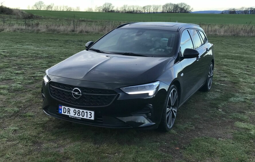 GODE LYS: Opel Insignia fikk en midtlivsoppdatering i 2019. IntelliLux-hovedlys med 84 LED-elementer i hver lampe er standard.