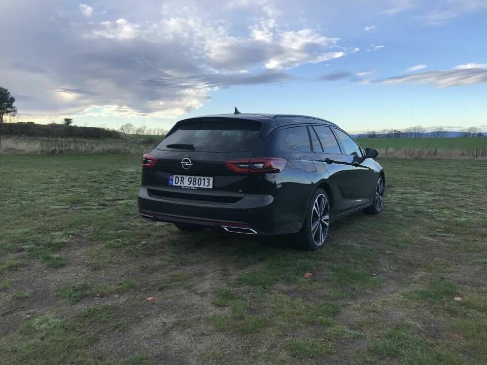 LITE UTVALG: Opel Insignia kan i Norge kun fås med toliters diesel i kombinasjon med åttetrinns automatgir og firehjulsdrift.