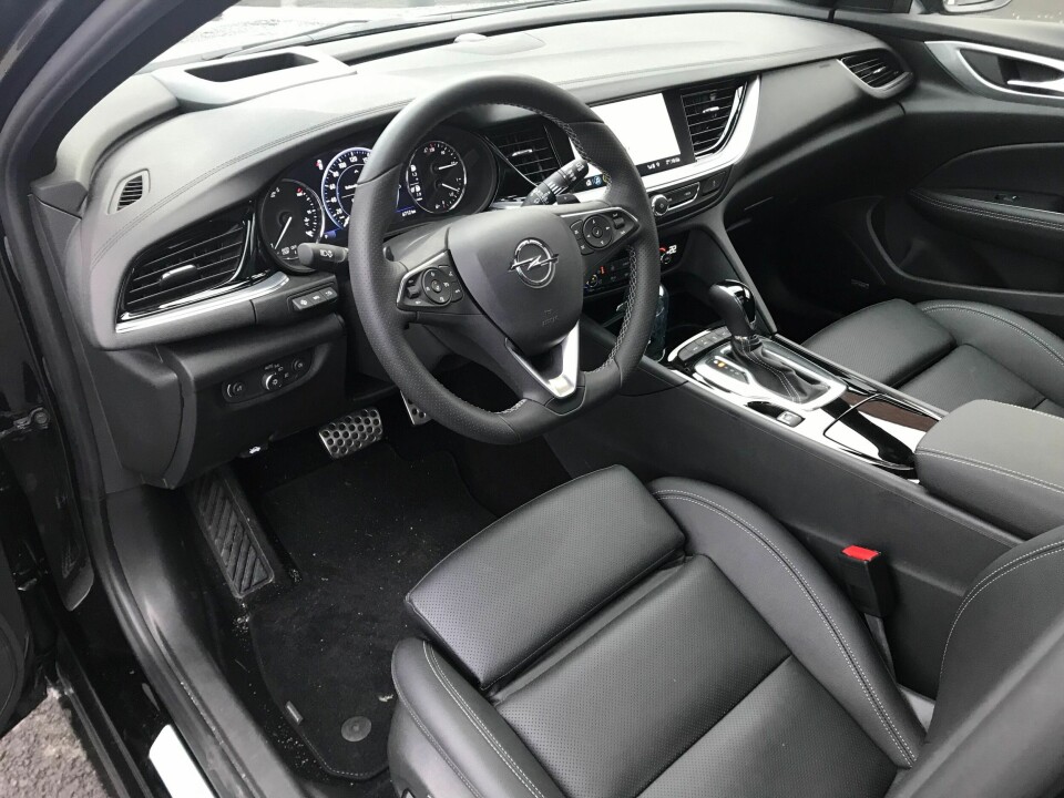 KOMFORTABELT: Litt mørkt og dystert, men betjeningen er klokt organisert og setene er svært komfortable.