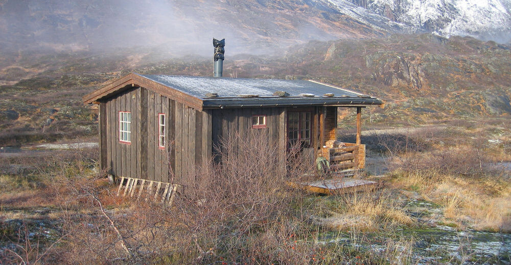 Glomdalshytta er ei åpen hytte som ligger i glissen fjellbjørkeskog mot snaufjellet i Glomdalen i Saltfjellet - Svartisen nasjonalpark.

Glomdalshytta ble satt opp på 70-tallet i regi av NVE. Hytta skulle brukes i arbeidet med å kartlegge kraftressursene i området.

I forbindelse med opprettelsen av Saltfjellet-Svartisen nasjonalpark overtok Statskog hytta i 1989.

Glomdalshytta har et soverom med fire køyer, oppholdsrom med sofa, kjøkken og entre.