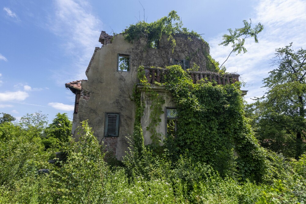 <b>DEPORTERT:</b> Ruinen har adressen Krlezin gvozd nr. 19, i det fineste strøket av Zagreb. – Det bodde jøder i dette huset. De ble deportert. Senere har man kranglet om hvem som eier villaen, forteller en forbipasserende.