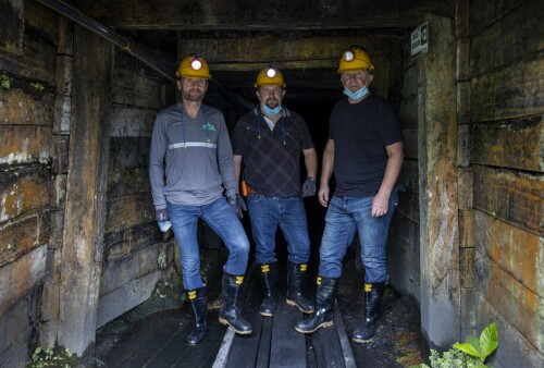 <b>HÅPEFULLE:</b> Svein Magne Soland, Jan Eivind Risdal og Øyvind Stokka klare for å entre gruva de eier og drive i et avsides hjørne av Colombia.