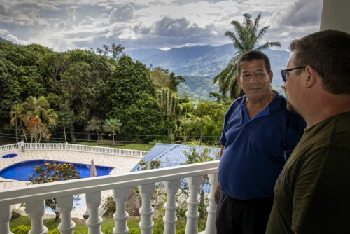 <b>«BOSSEN»:</b> Jan Eivind Risdal er på god fot med Don Guillermo. Fra hans hacienda kan nord­mannen nyte Don'ens utsikt utover svømmebasseng, dalen og byen Muzo.