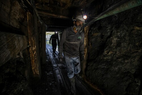<b>PÅ VEI INN I FJELLET:</b> Jorge, en av arbeiderne ved gruva, på vei inn i fjellet sammen med Gabriel (bak).