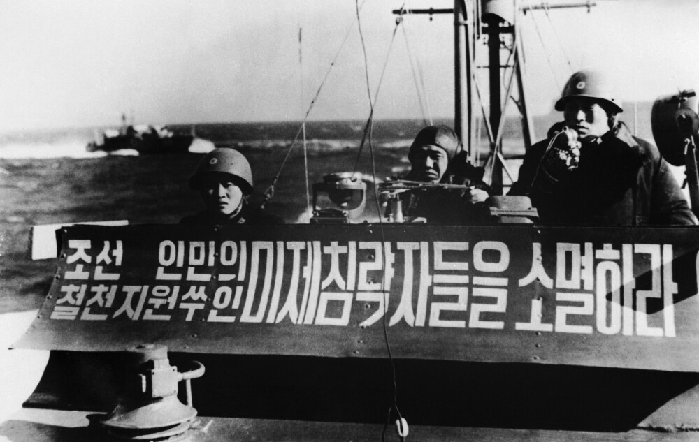 <b>AGGRESJON:</b> Udatert bilde av en nordkoreansk patruljebåt med et banner der det står: «Knus de amerikanske inntrengerne, fiender av Nord-Korea»