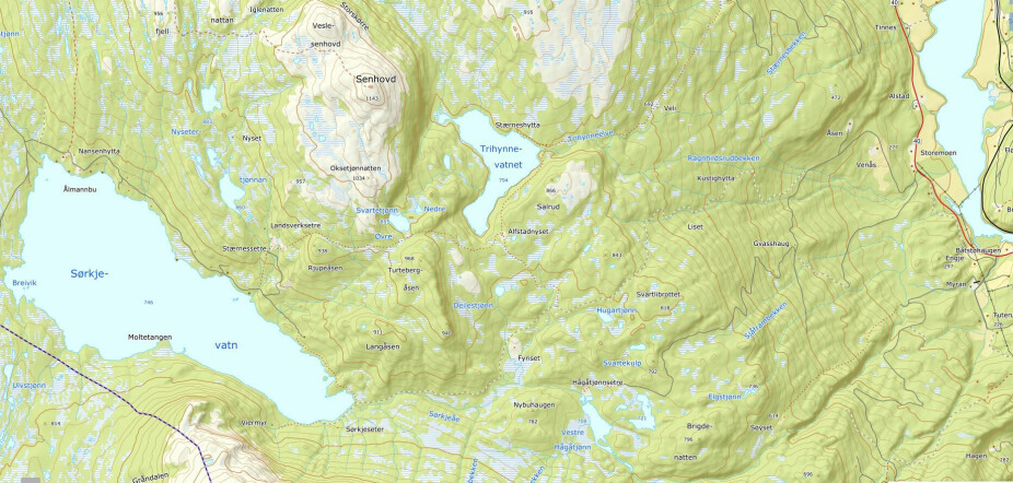 Konteinerne kom hele ned i skogen ved Trihynnevatnet nord for Blefjell, omtrent midt på kartet. Numedal og Numedalslågen ligger helt til høyre på kartet. Sørkjevatn, der slippet var planlagt å foregå, til venstre.