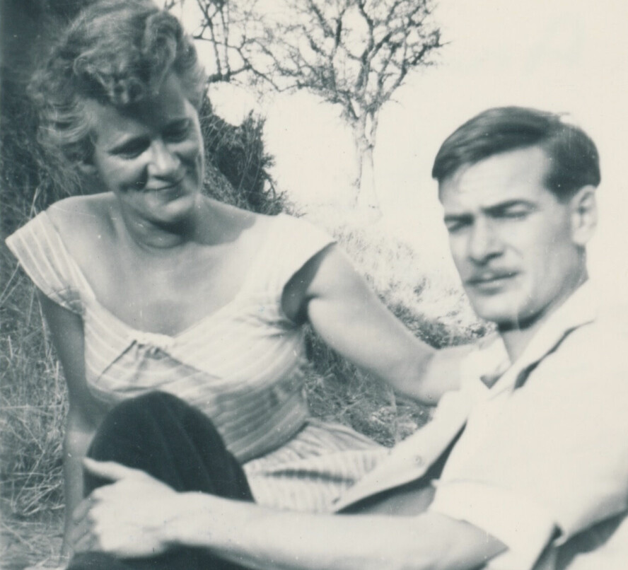 Anna sammen med sin bror Bent. Hun reiste til Rhodesia fordi broren allerede bodde der. Bent hadde søkt om arbeidstillatelse både i Canada og Rhodesia, men da han på samme dag ble godkjent av begge landene, slo han mynt og krone om det. - Tenk at min skjebne ble avgjort av et myntkast, sier Kamma.