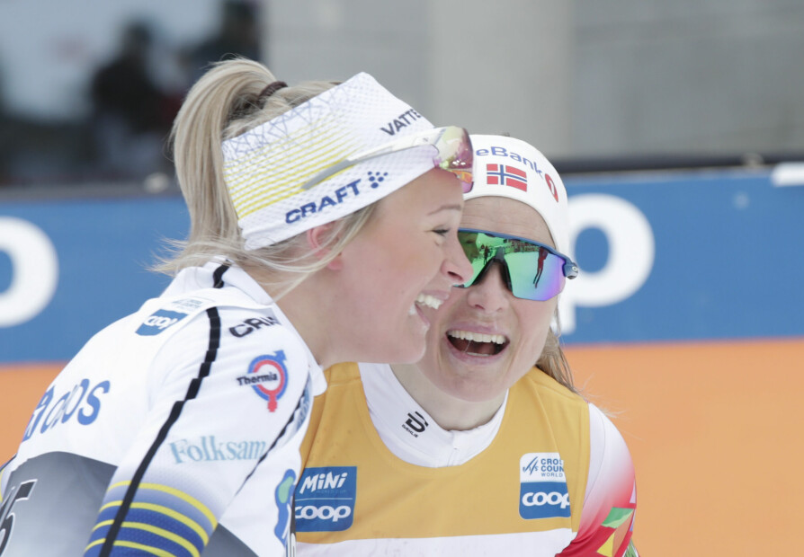 <b>JOHAUG OG KARLSSON:</b> Frida og Therese etter at den 11 år yngre svensken slo Norges skidronning på tremila i Holmenkollen i mars 2020.