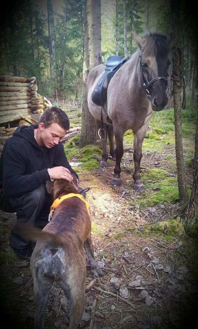 <b>FAVORITTBILDE:</b> Dette bildet er et av Lailas favorittbilder av sønnen. De to var ofte ute i skogen sammen, både med hest og hund. 
