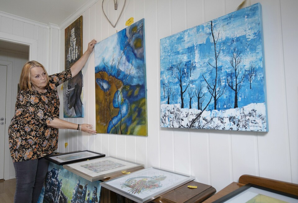 TERAPI I SORGEN: Laila brukte lang tid på å klare å male igjen. Men da hun endelig fant fram pensler og lerret, kom kreativiteten tilbake.