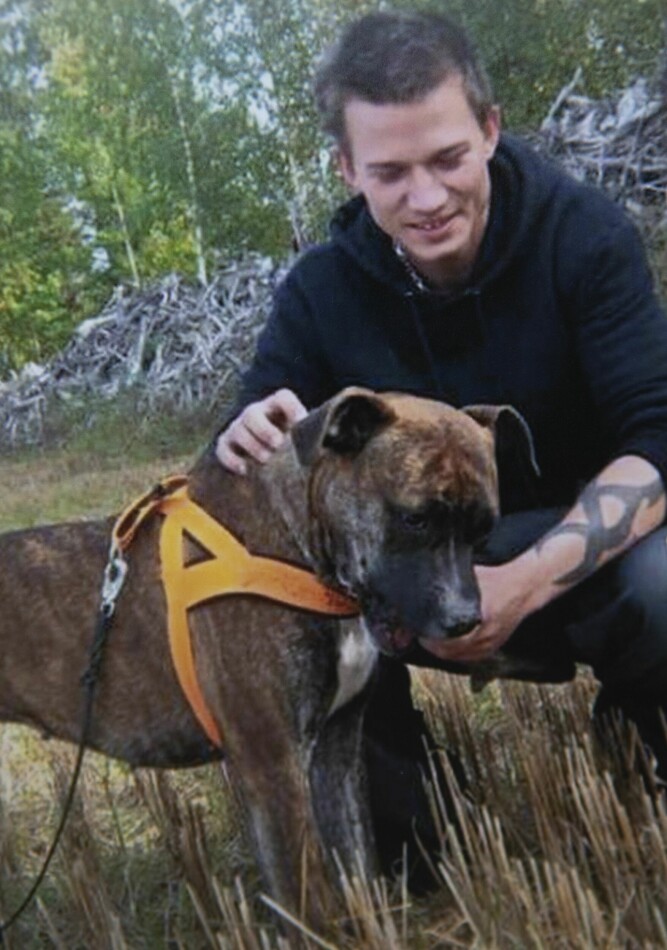 <b>STORT HJERTE:</b> Hunden Deka ble Daniels bestevenn i seks år. Like før han selv døde av en overdose, mistet han sin kjære hund. 