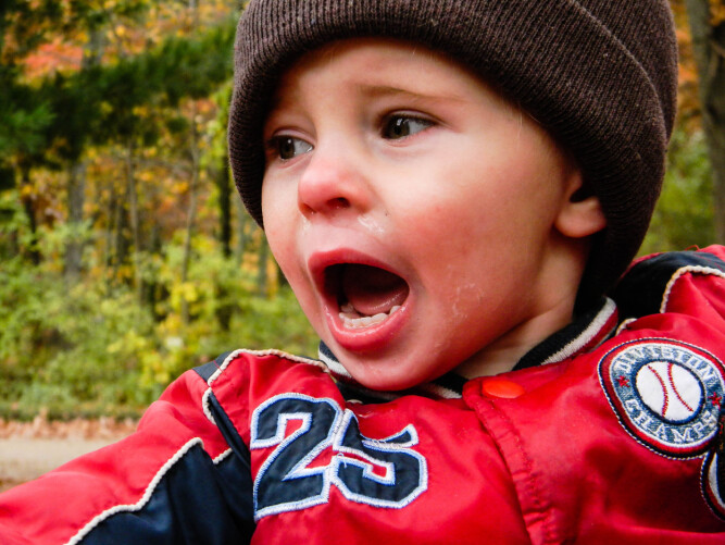 Ikke kritiser: Hvis du irriterer deg over et barn som skriker og bråker, bør du huske at foreldrene sannsynligvis har det ti ganger verre enn deg.