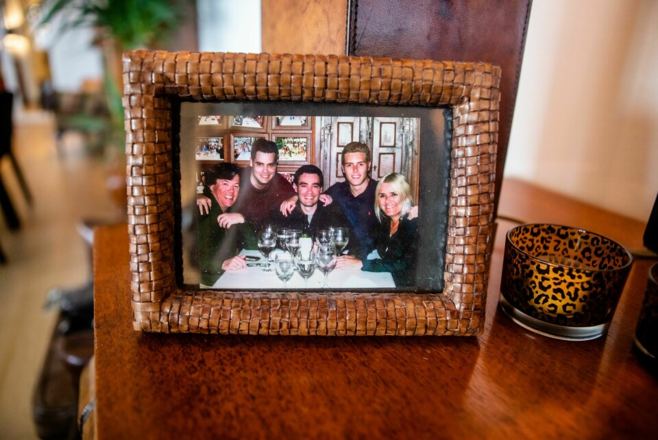 SAMMENSVEISET FAMILIE: Anne og Atle med de tre sønnene.