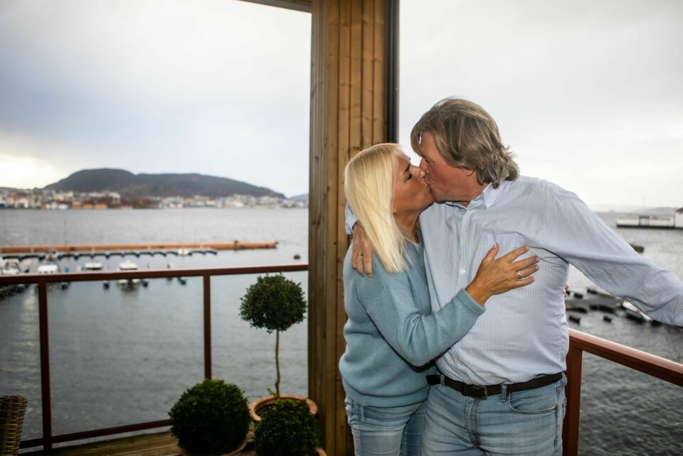 UTSIKTER: Heldigvis hadde Anne og Atle akkurat solgt huset og flyttet inn i en praktisk, flott leilighet da Atle ble syk. Fra den store verandaen har de utsikt over hele Bergen.