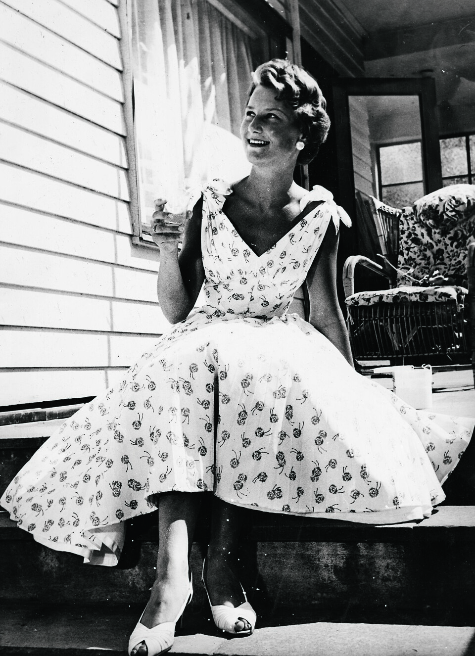 SE MIN FINE KJOLE: Hun var dyktig i håndarbeid, broderte og strikket, men trivdes best med søm. Selv om faren hadde landets mest velrenommerte kjolesalong, valgte Sonja ofte å tegne, designe og sy sine egne kjoler.